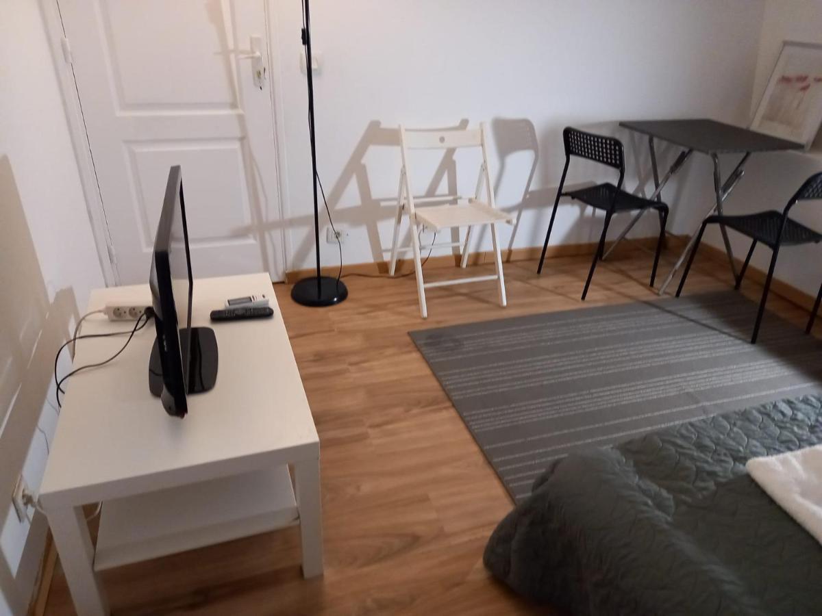 3 Hebergements - Au 1Er Etage 1 Appartement 2 Pieces Et Au 2Eme Etage Un Logement De 2 Chambres Louees Separement Avec Coin Cuisine Et Toilettes A Partager- Dans Pavillon Au Pied Du Rer B A 5 Minutes De Paris Et 30 Mn Stade De France Cachan Exterior photo